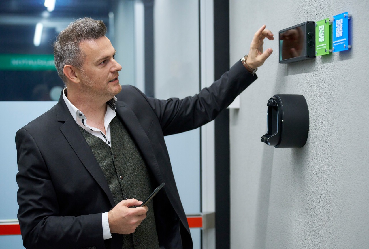 Gazmend Meziu erklärt die verschiedenen Sicherheitsvorkehrungen.