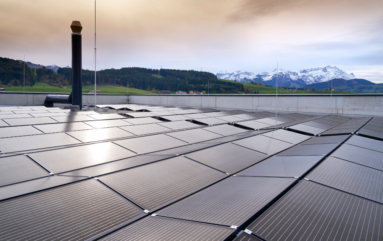 Die Solarpanels auf dem Dach des RZO produzieren jährlich rund 230’000 Kilowattstunden Energie.