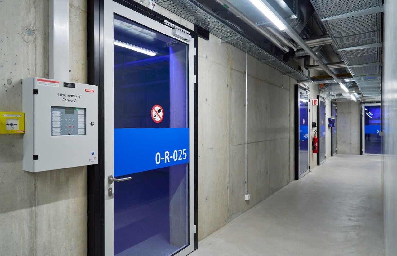 Der Zugang zum Serverraum erfolgt wieder über die biometrische Kontrolle. 