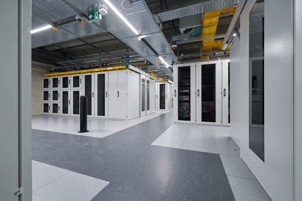 Im Datacenter können Unternehmen Schränke, sogenannte Racks, oder Flächen, die auch Rack Lounges genannt werden, mieten. 