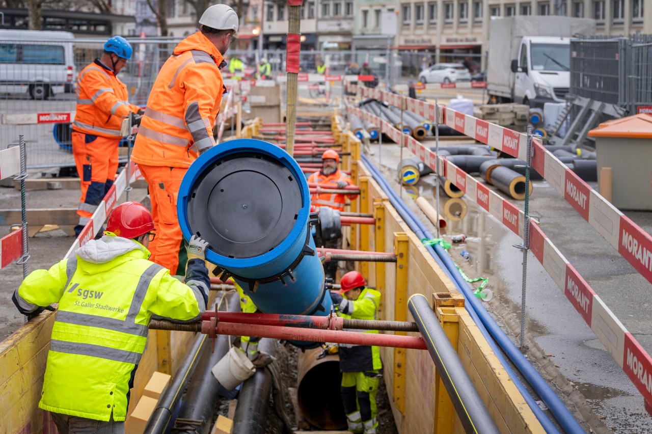 Geschickt bringt der Baggerfahrer das Rohr in die Nähe der bereits verlegten Rohre. Gebi Buob und sein Kollege nehmen es in Empfang. 