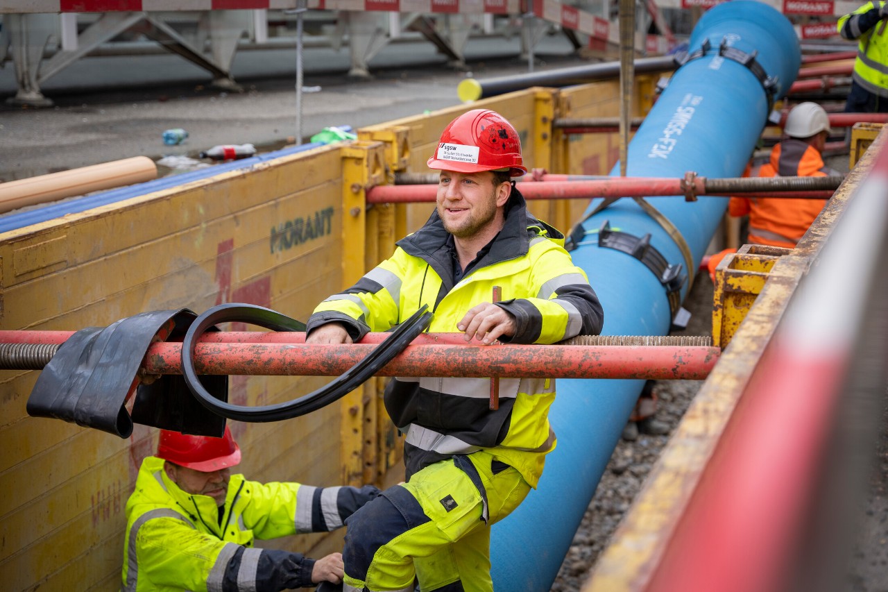 Bei der Rohrverlegung ist Muskelkraft und Millimeterarbeit gefragt.