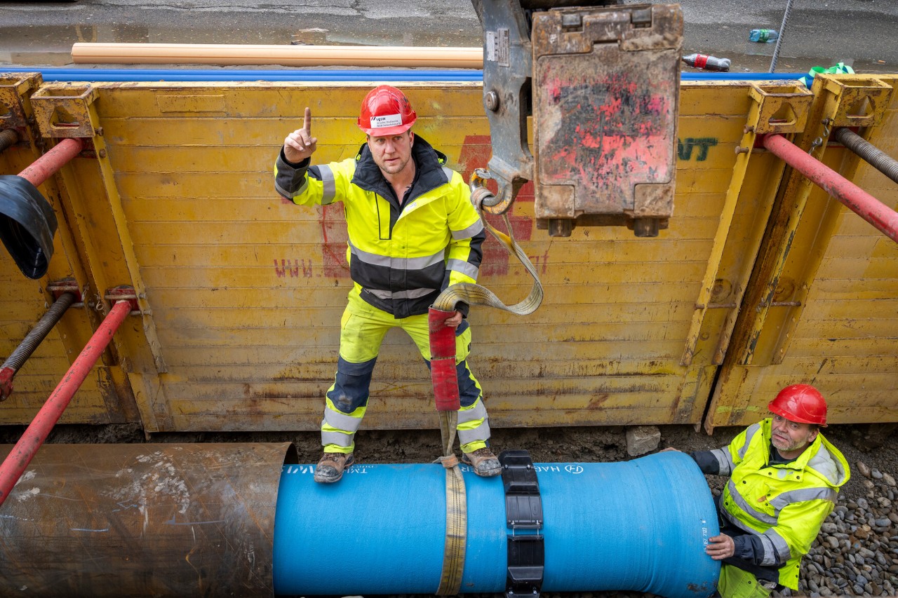 Gebi Buob gibt dem Baggerfahrer Anweisung.