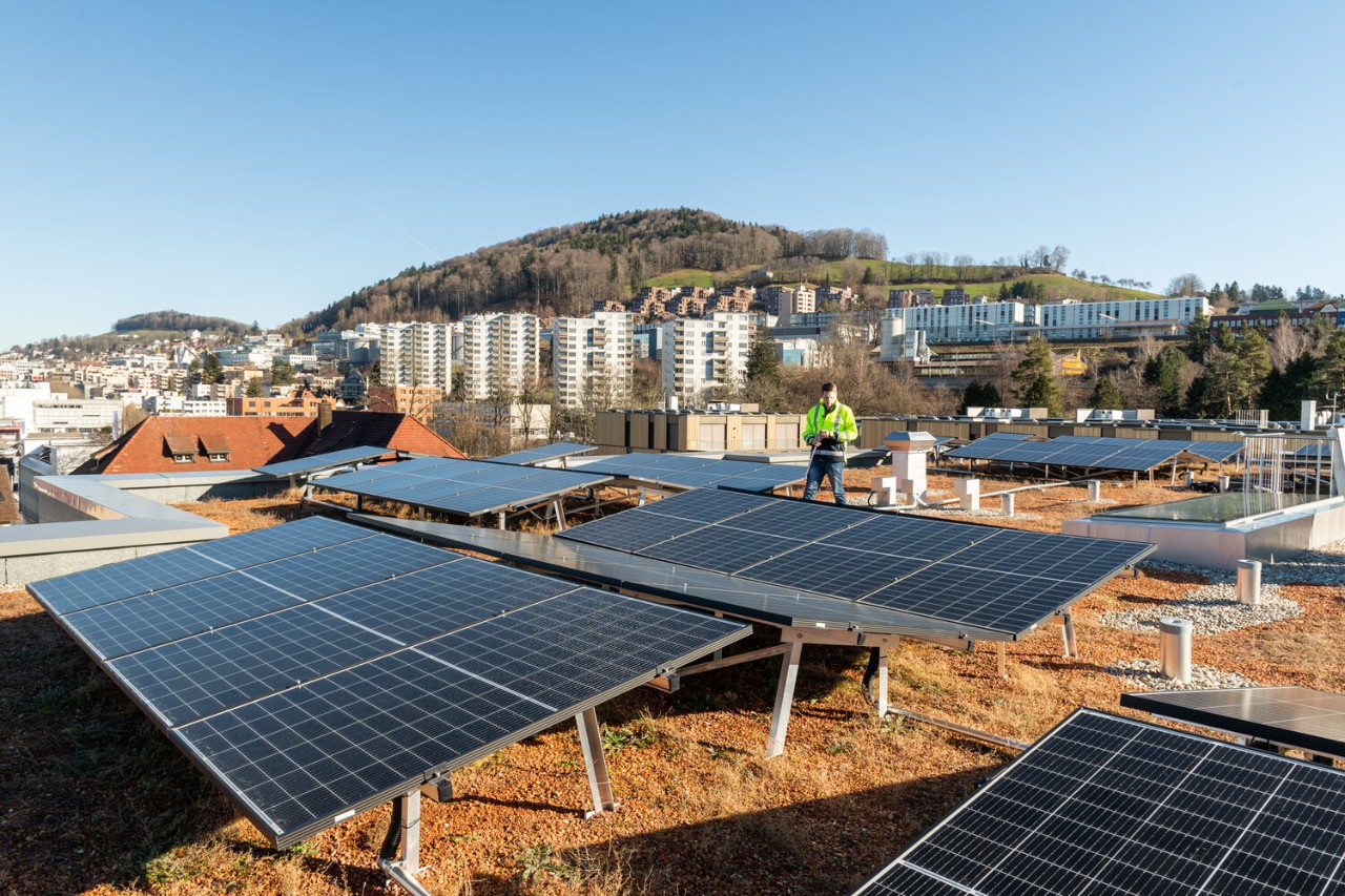 Wer ein geeignetes Dach hat, aber keine eigene PV-Anlage realisieren möchte, kann es den St.Galler Stadtwerken gegen eine finanzielle Entschädigung überlassen. 