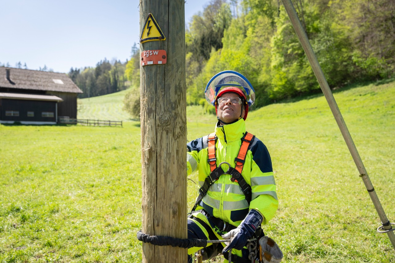 11 Meter hoch ist der Mast, den Beat Schälle hochklettern muss.