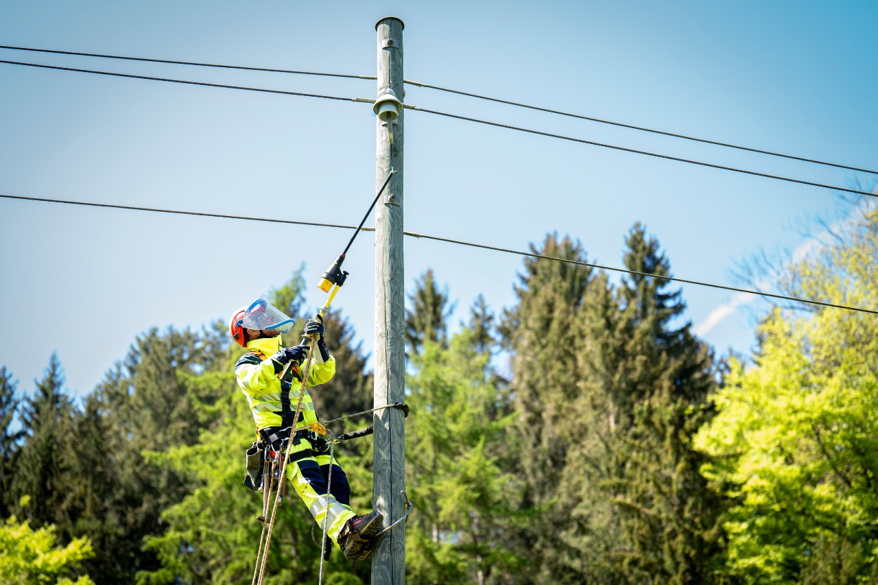 Mit dem Voltmeter kontrolliert Schälle, ob auf diesem Bereich des Netzes tatsächlich kein Strom mehr fliesst.
