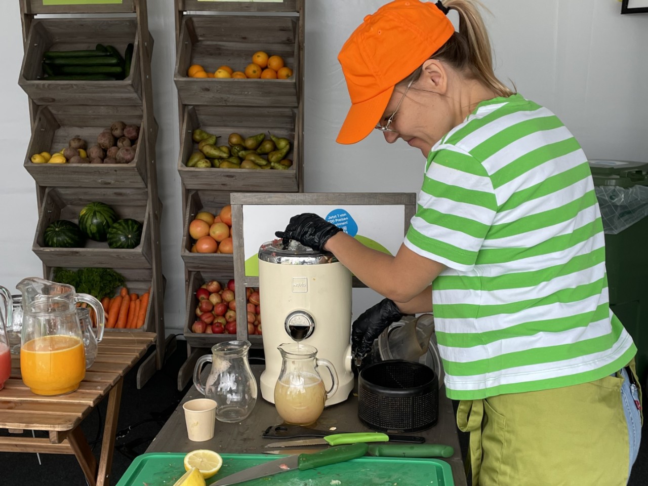Die frischen Shots aus Früchten und Gemüse wurden an das Publikum verteilt.