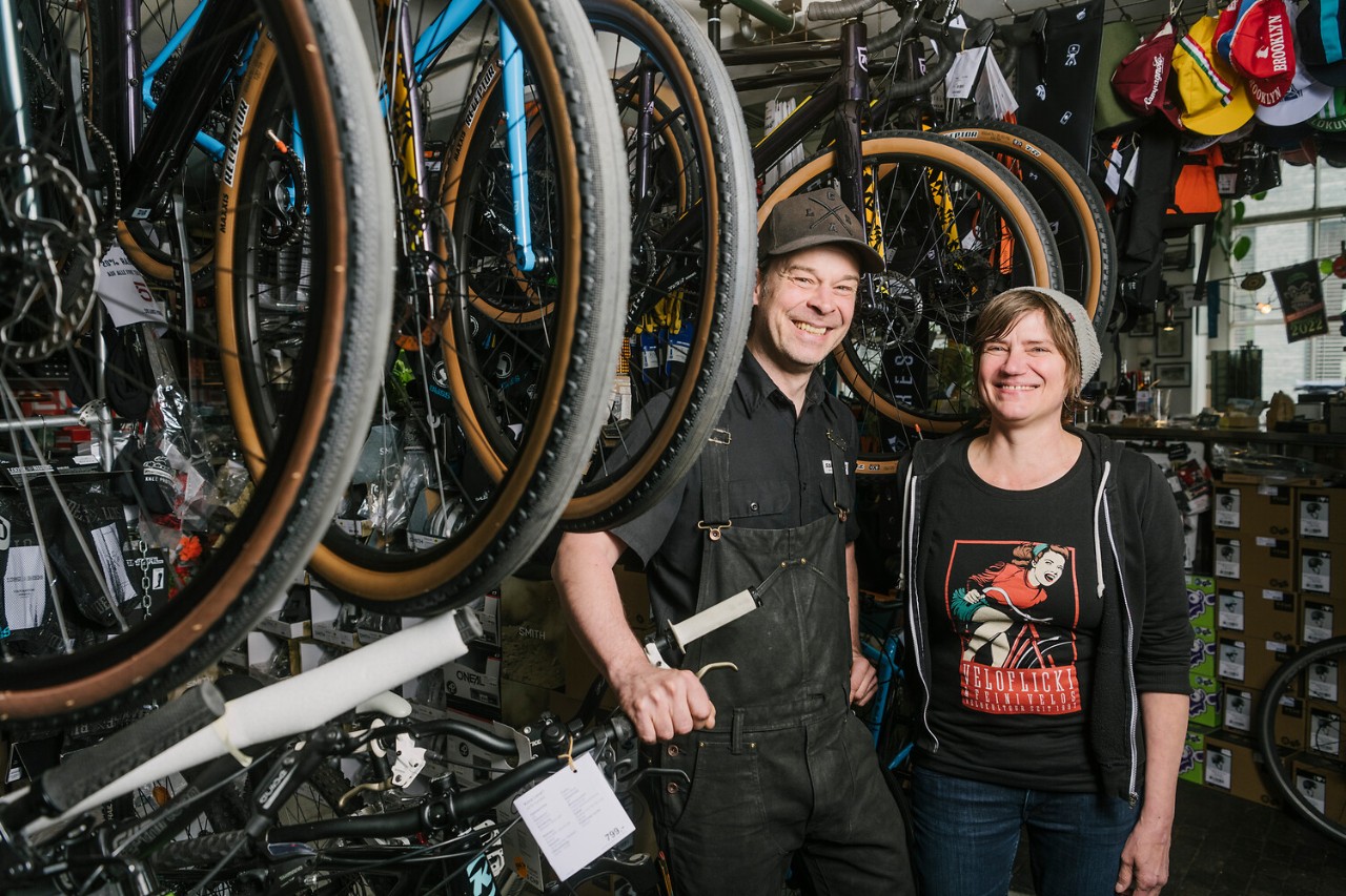 Steff Signer und Sandy Stadelmann beziehen privat und für ihre VeloFlicki Strom von der St.Galler Solar Community.