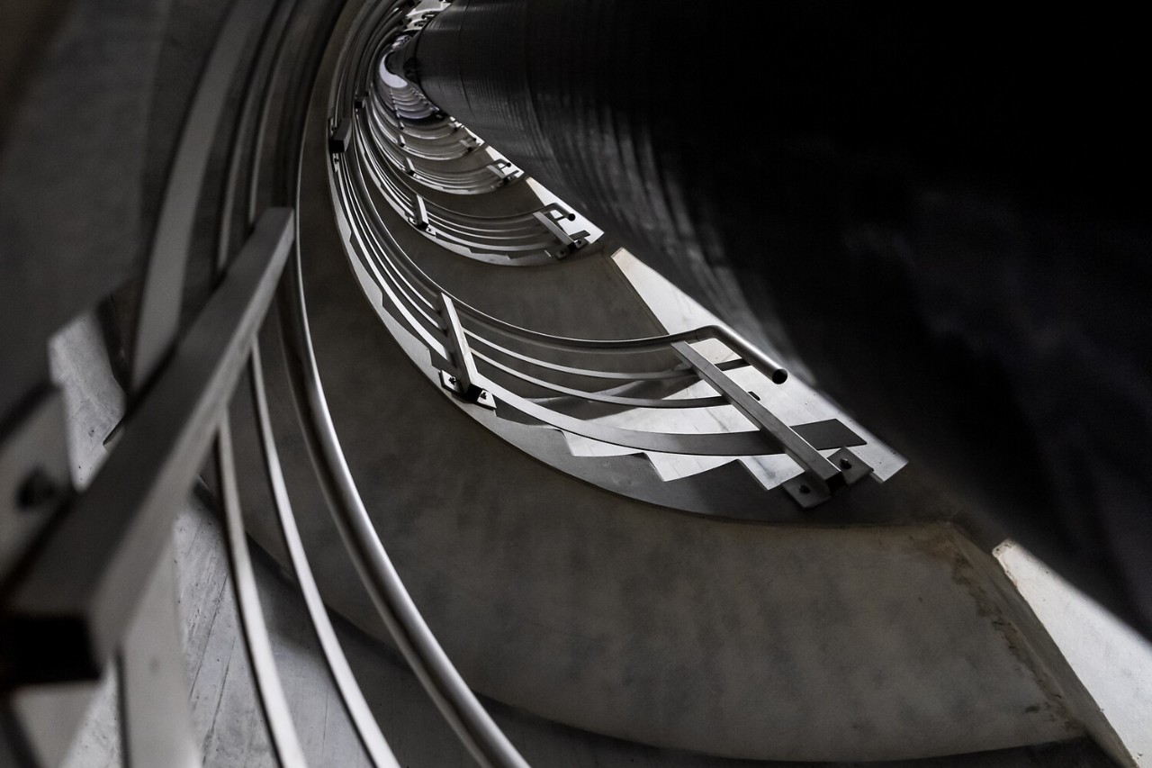 Eine 50 Meter lange Wendeltreppe führt in die Tiefe.