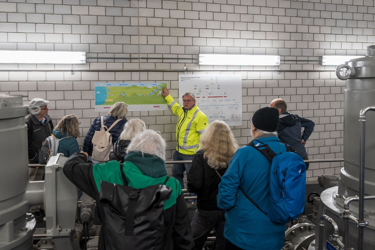 Hanspeter Speck, Ressortleiter Netzbetrieb, erklärt, wie das Wasser vom Bodensee in die Stadt gelangt.