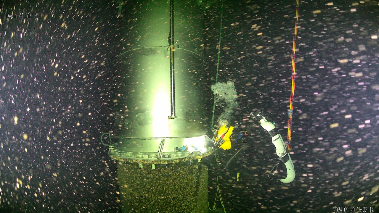 In 60 Metern Tiefe führen die Taucher ihre Arbeit aus.