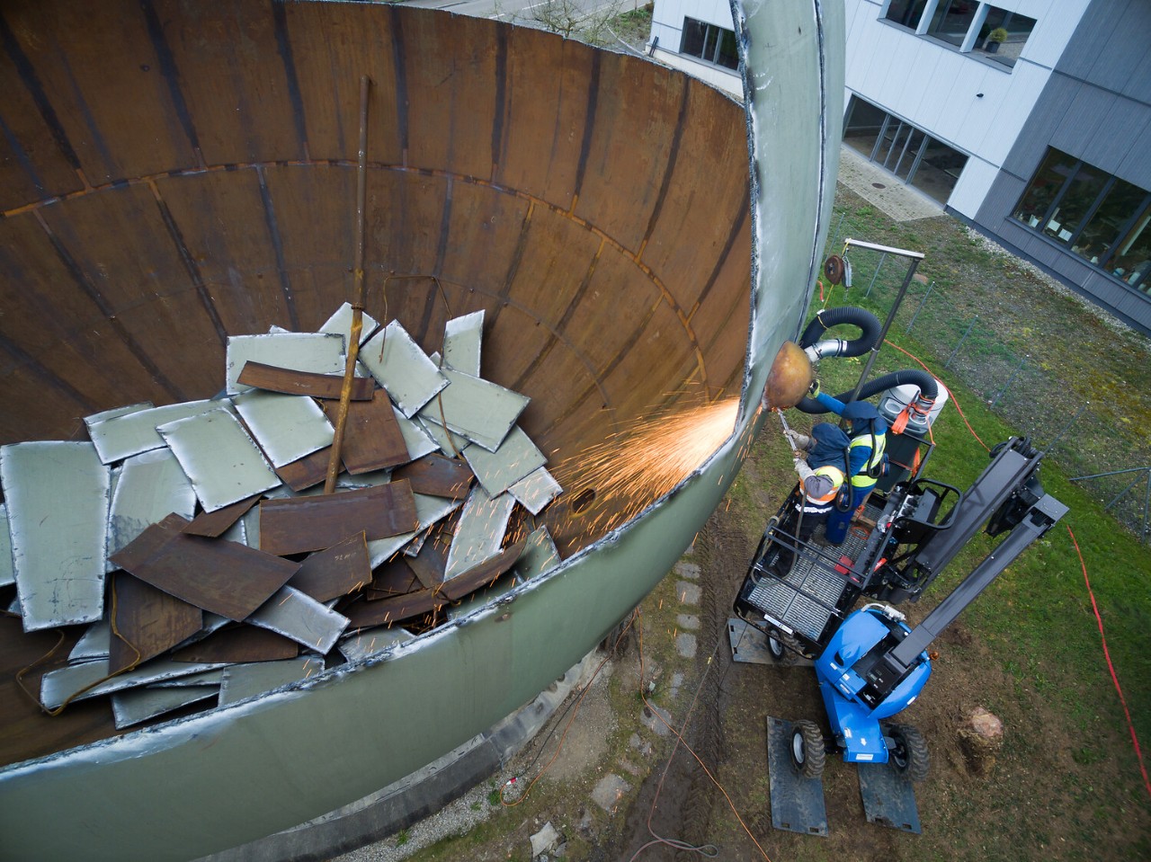 Spezialisten trennten die Kugeln mit einem Schweissbrenner auf.