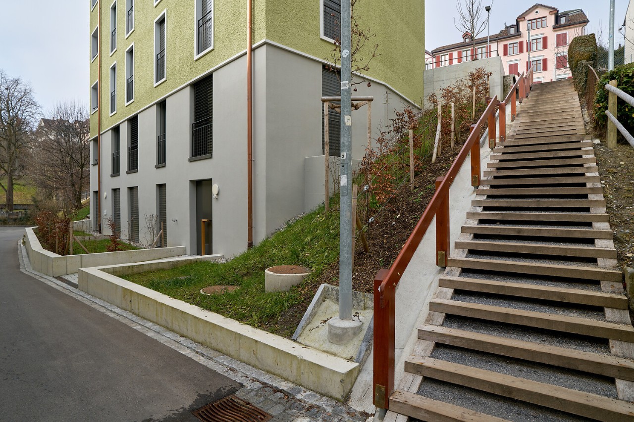 Die Bauarbeiten sind mittlerweile beendet, die Treppe wieder hergestellt.