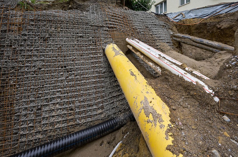 Die schwarze Leitung ist die neu verlegte Wärmeleitung.