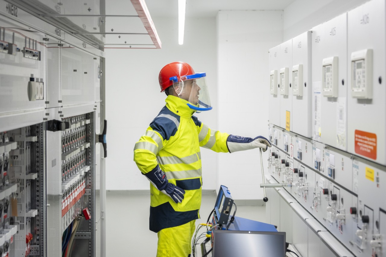 Landi Grozdek überprüft die Werte und gibt sie Daniel Bartholdi an.