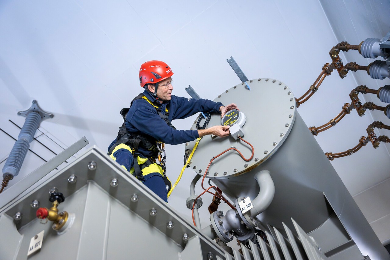 Danach führt der Betriebstechniker eine Kontrolle bei einem grösseren Trafo durch.
