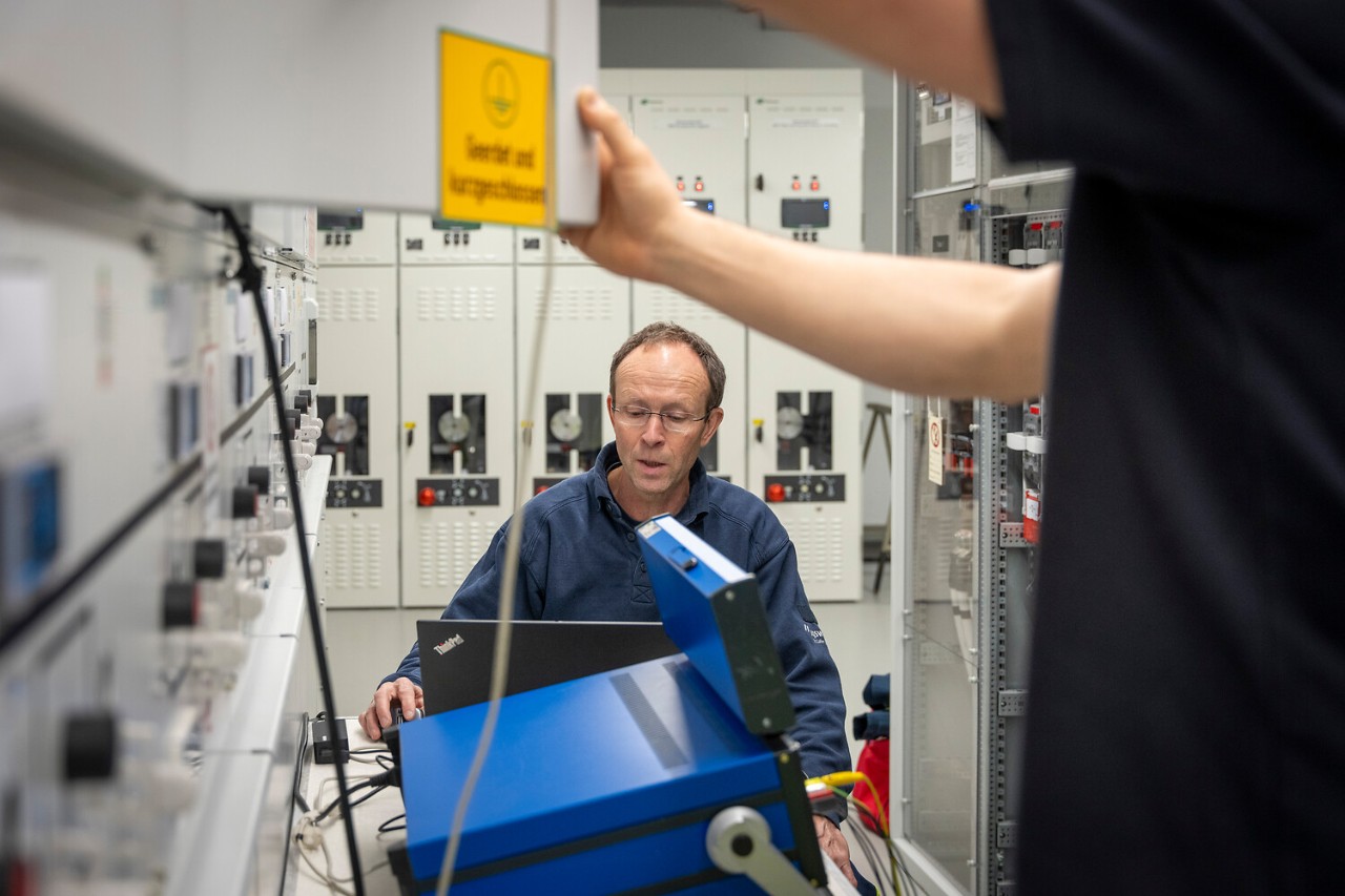 Konzentriert sitzt Daniel Bartholdi am Laptop und gleicht die Messwerte ab.