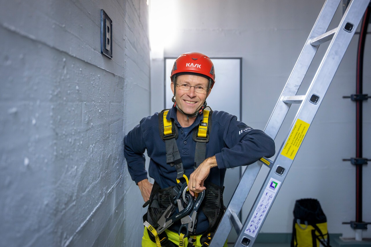 Die Arbeit mit Strom verlange viel Verantwortungsbewusstsein, hohe Konzentration und absolute Genauigkeit, so Daniel Bartholdi.
