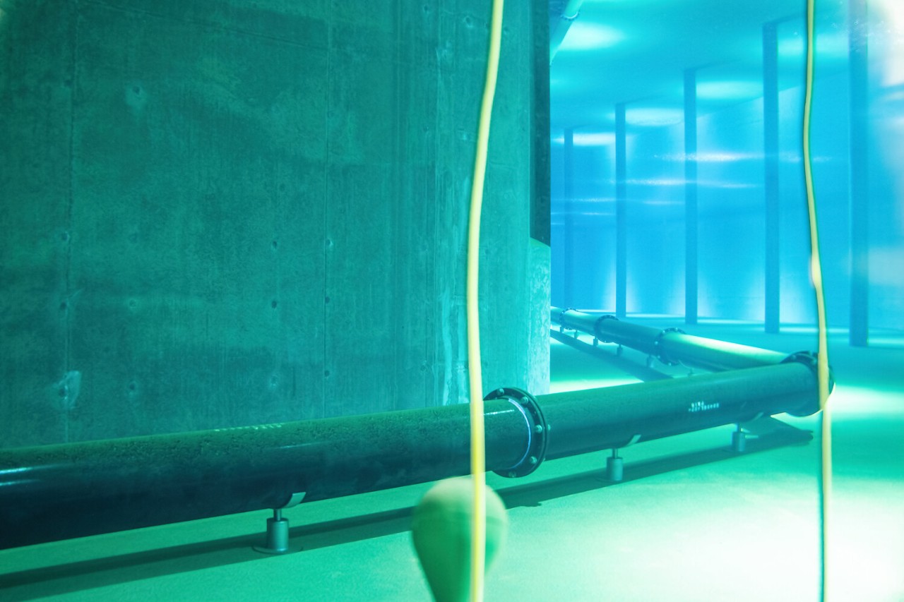 Ein Blick auf das regungslose Wasser im Speicher.