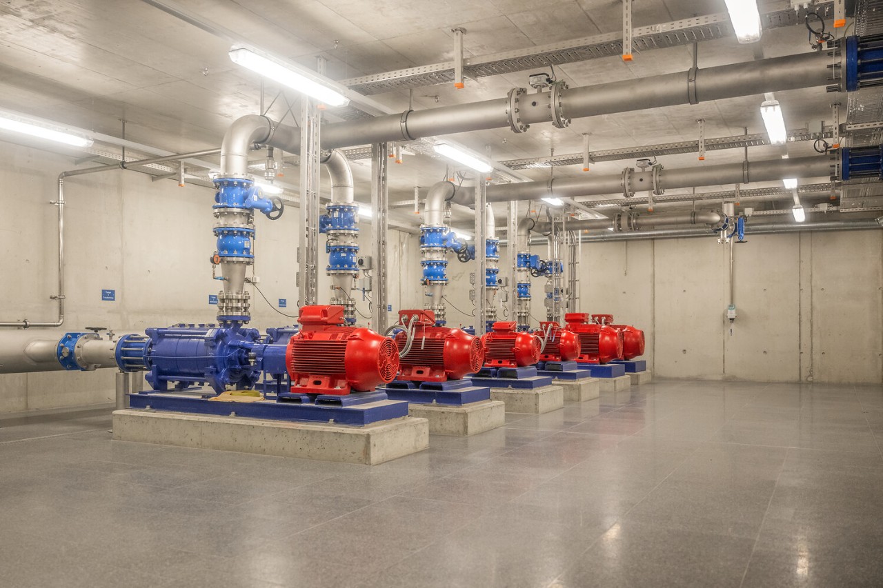 Mit dem Leitsystem wird die Wasserversorgung gesteuert. Es überwacht mit Sensoren den Zustand von Pumpen und Reservoirs.