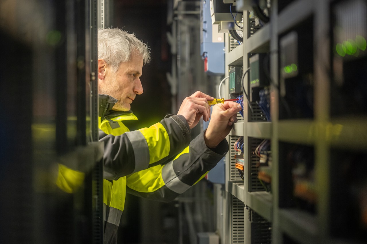 Sein Team und er sorgen dafür, dass Wasser, Gas und Fernwärme zuverlässig und effizient fliessen.