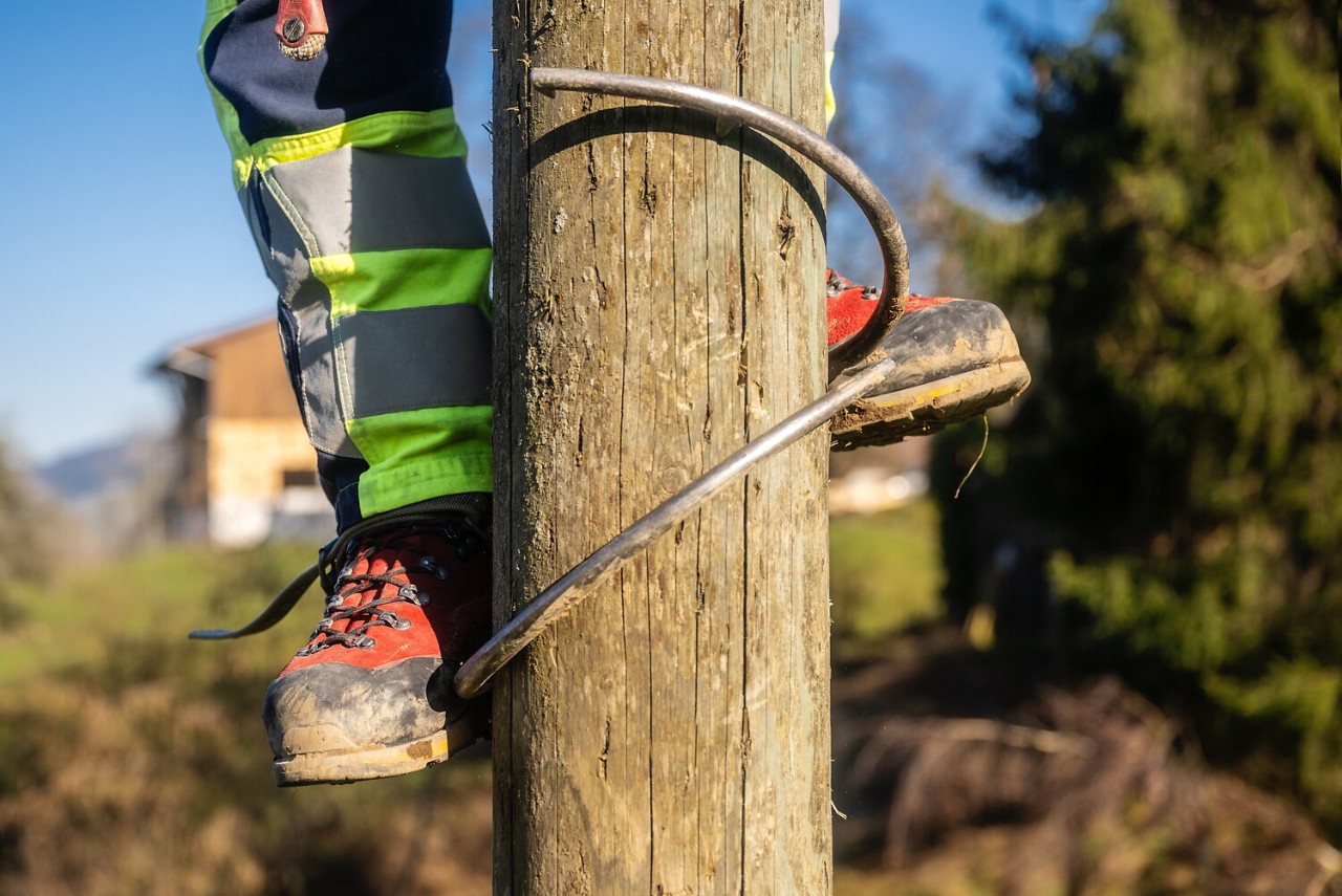Aras Ento darf als Lernender auch schon Strommasten hinauf klettern.