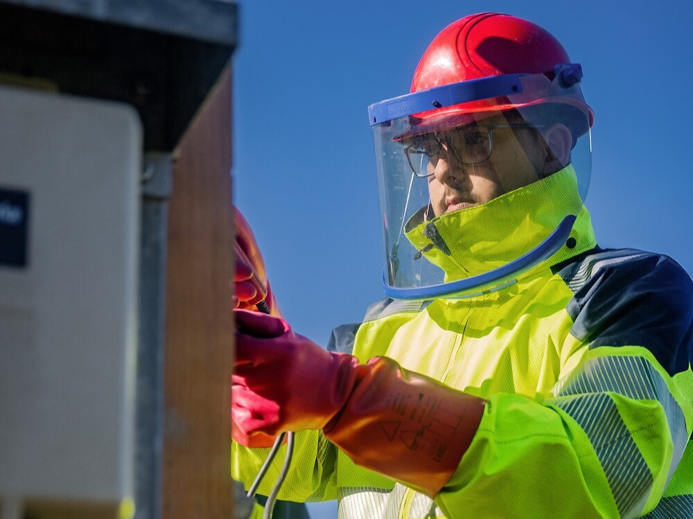 Aras Ento kontrolliert die Installation eines Bau-Anschlusses.
