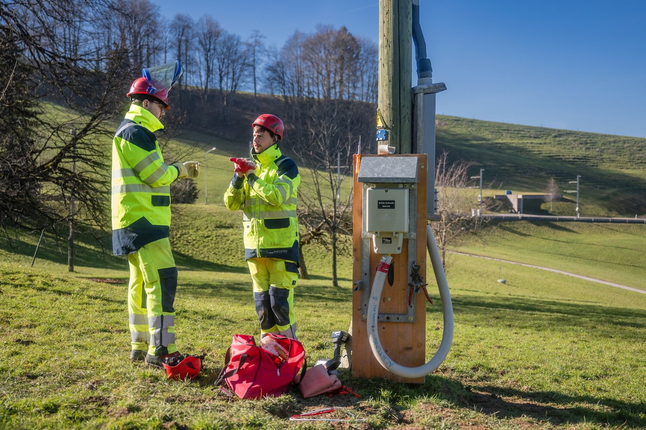 Lehrlingsverantwortlicher Timo Brunnenmeister (rechts) erklärt dem Lernenden Aras Ento seine nächste Aufgabe.