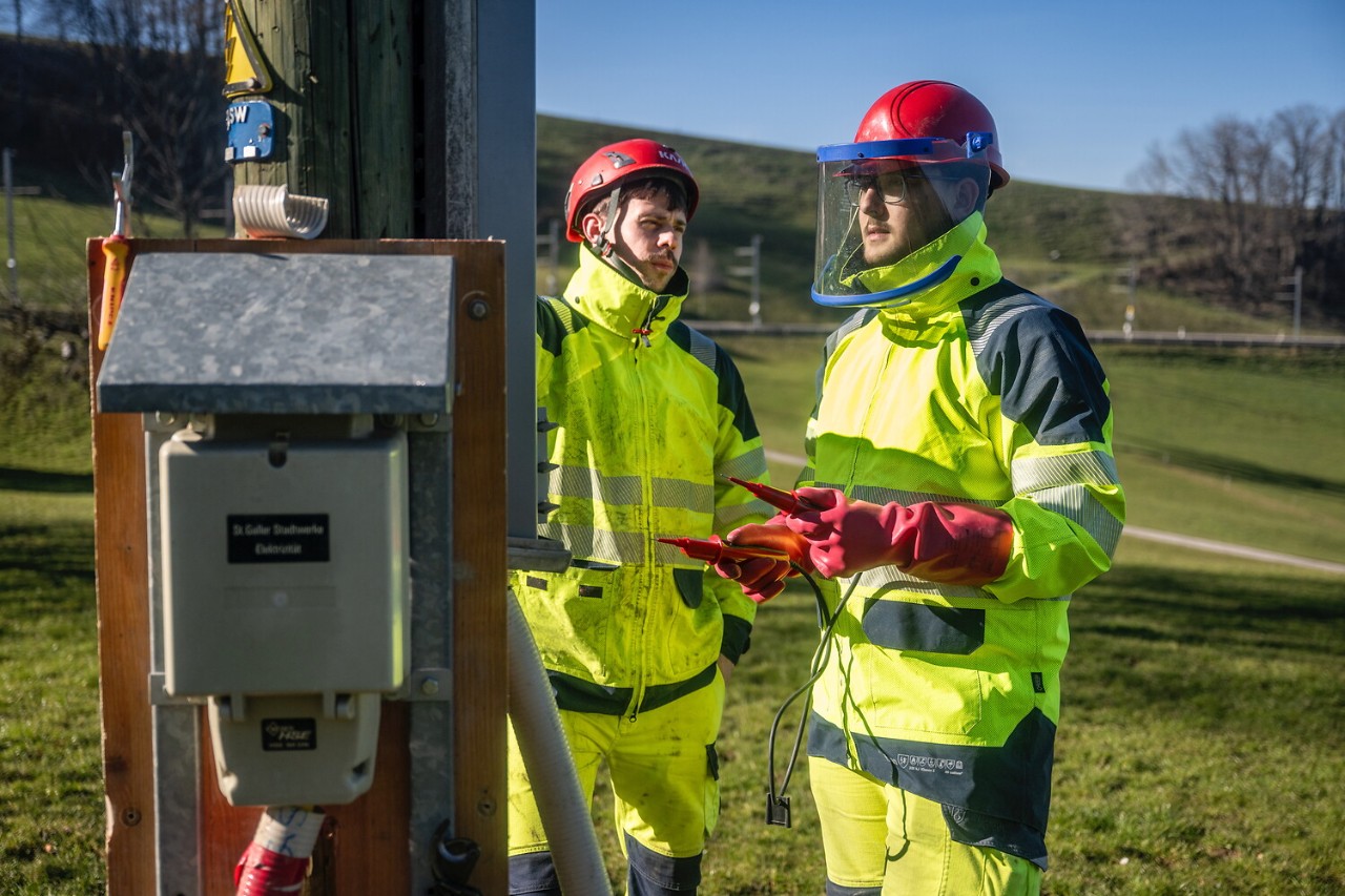 Bei Arbeiten mit hoher Spannung werden die Lernenden oft 1:1 betreut.