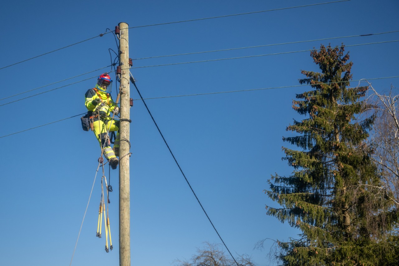 Als Sicherheitsmassnahme für die Arbeiten am Strommasten bringt er eine Erdung an. 