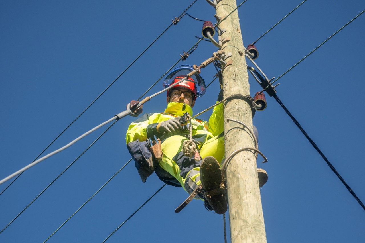 Sein Ausbildner ruft ihm vom Boden Anweisungen zu.