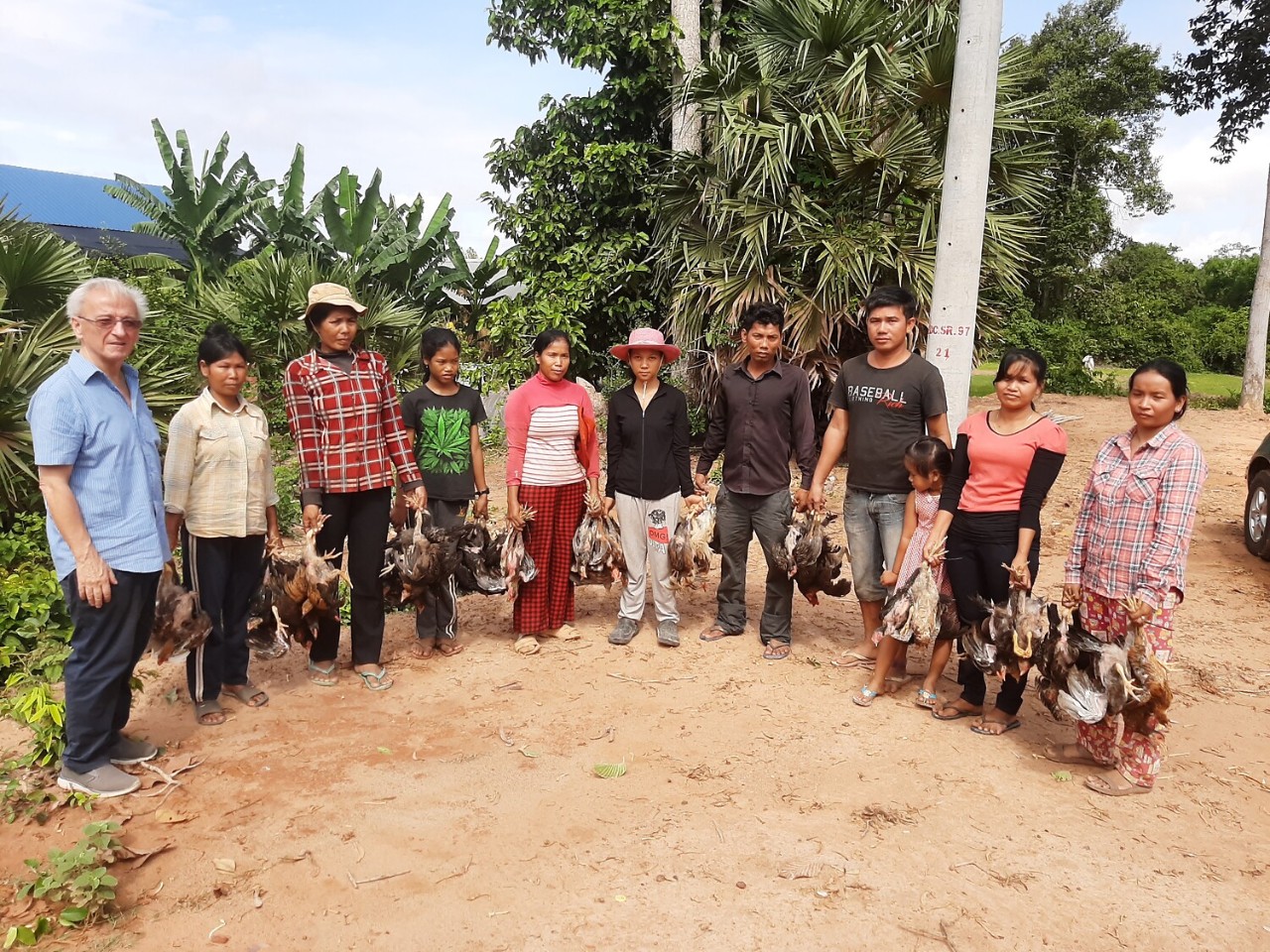 Hühner liefern Eier und Fleisch, die eine wichtige Proteinquelle für viele kambodschanische Familien darstellen.