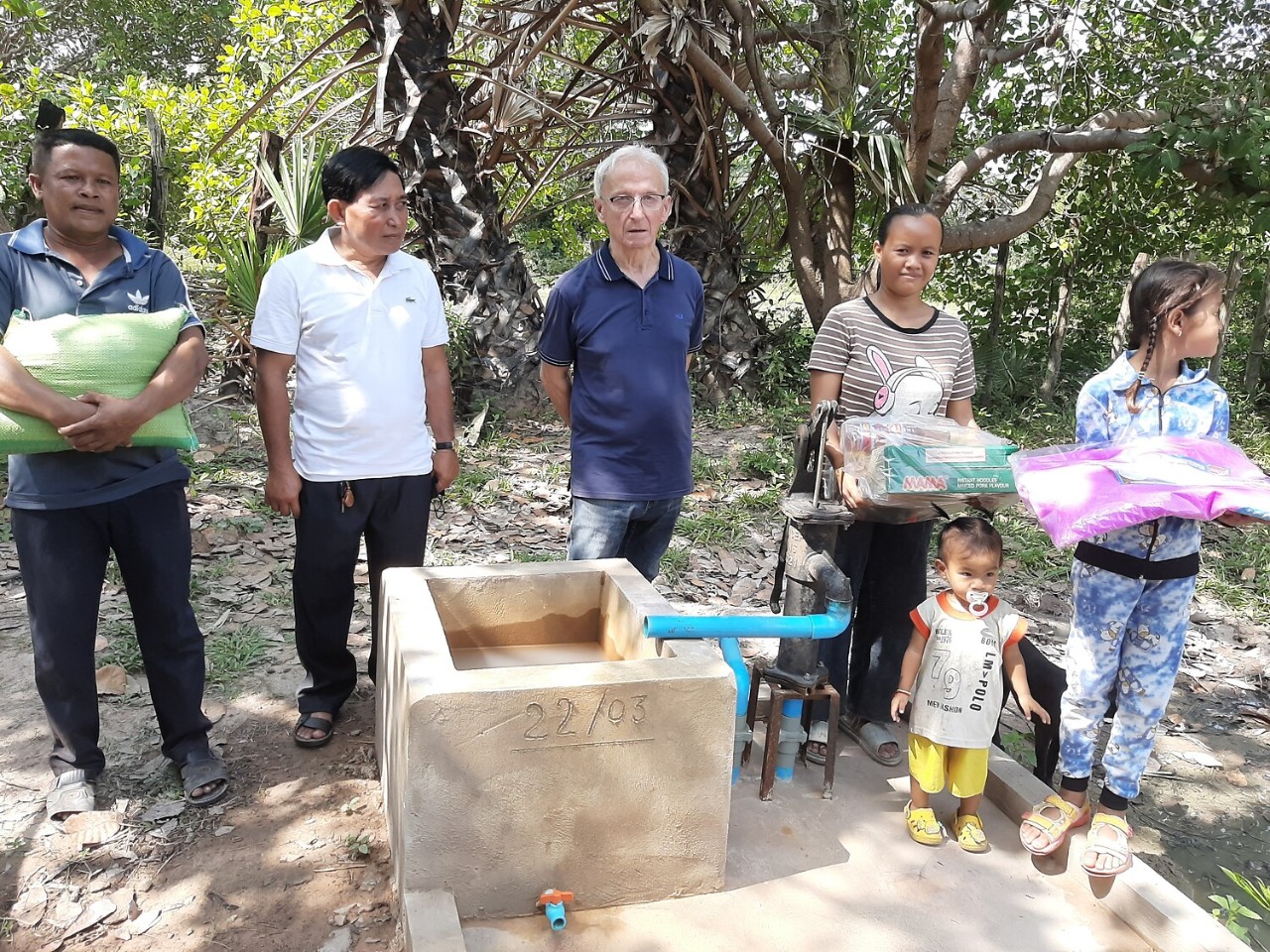Für den Bau eines Brunnes wird 30 Meter in den Boden gebohrt – von Hand.