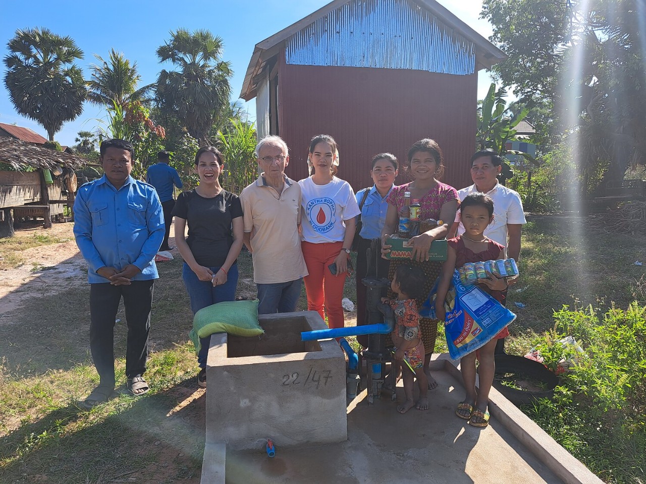 Zusätzlich zum Bau von Brunnen verteilt der Verein auch Lebensmittelpakete an die Menschen.