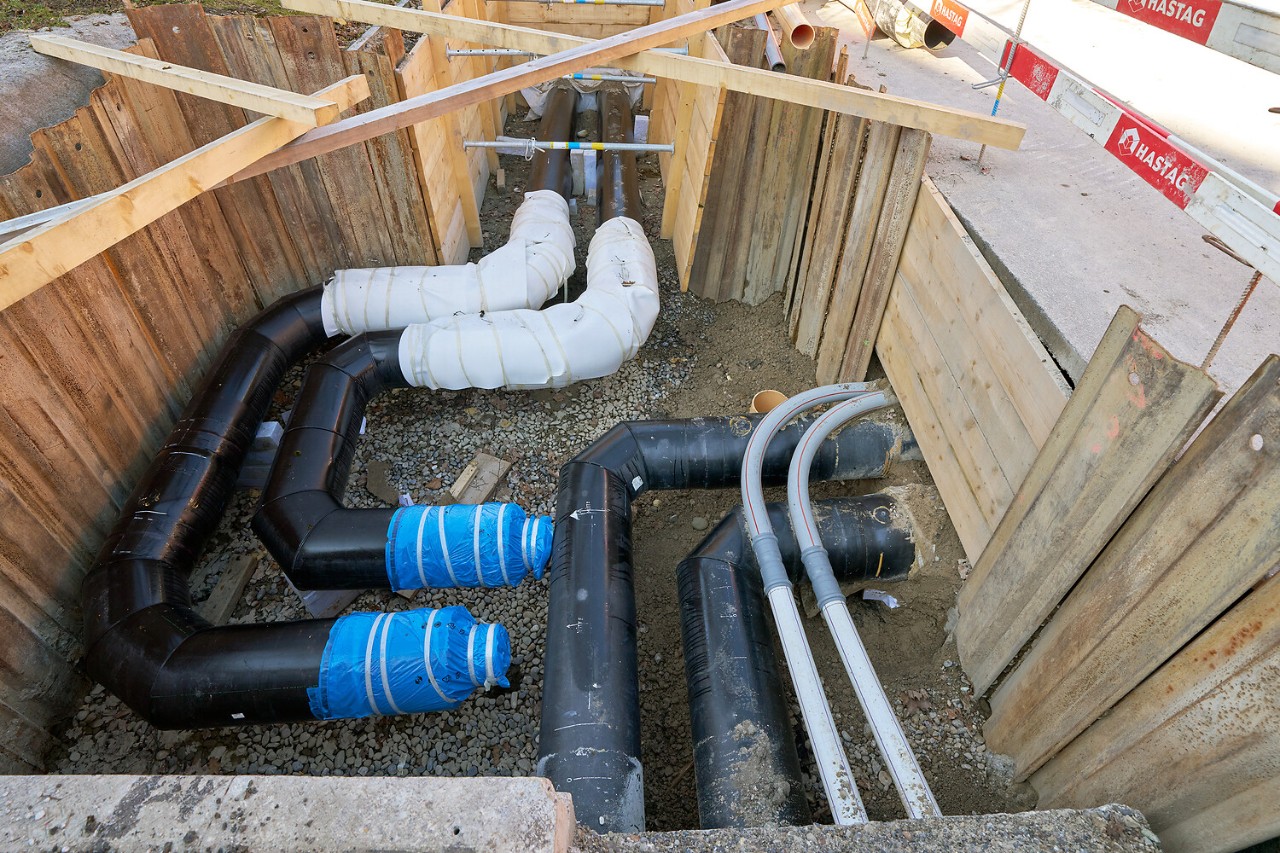 Dort, wo der neue Velotunnel entsteht, verlaufen Fernwärmeleitungen. 