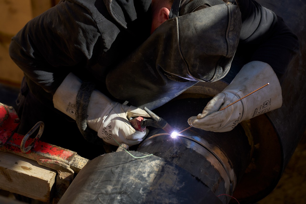 Sobald die Leitungen verlegt sind, beginnt das Schweissen. 