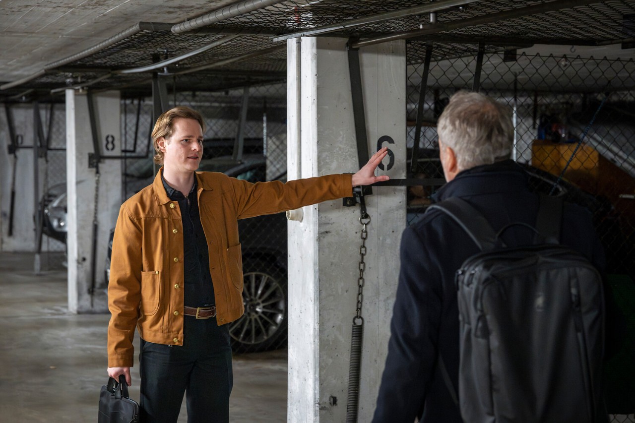 Reto Steingruber, Verkaufsberater Mobilität der sgsw, und Thomas Egli, Architekt, loten Möglichkeiten für neue E-Ladestationen aus.