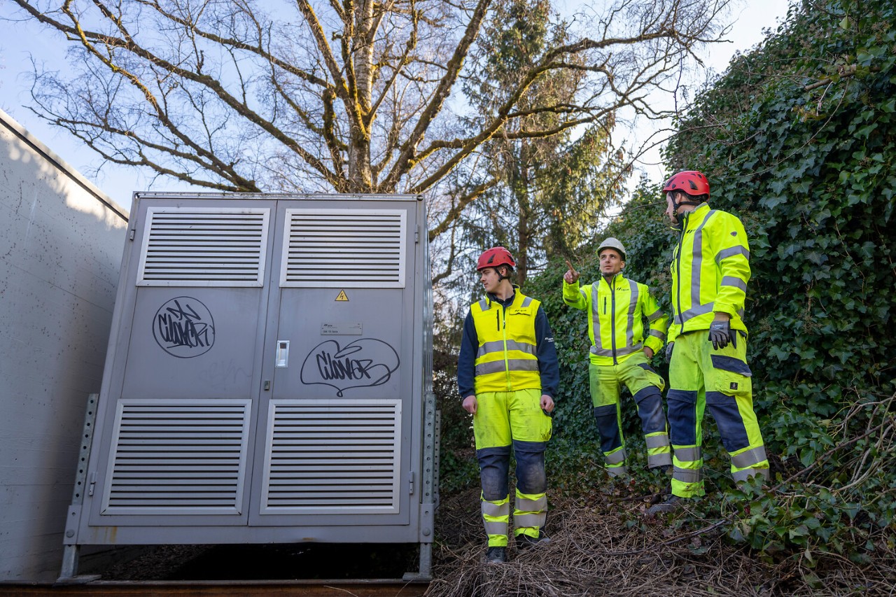 Das Provisorium «Säntis» der Trafostation St.Fiden wird an diesem Tag abtransportiert. 