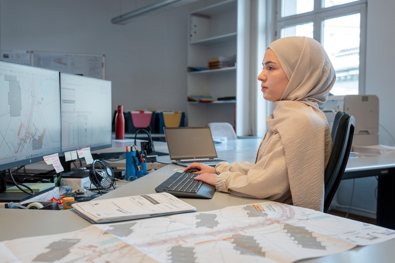 Serife Gümüs zeichnet neue Leitungen im CAD-Programm.