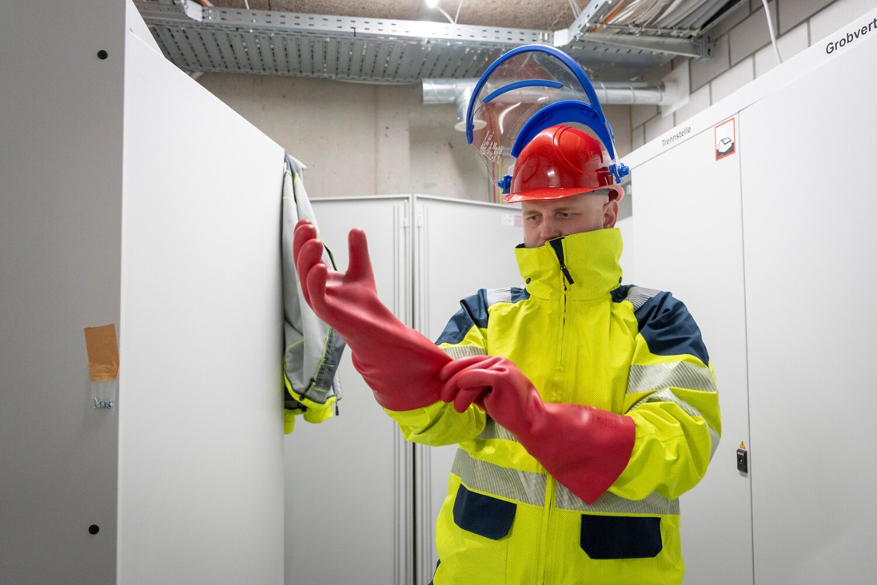 Um die Installation des Hausanschlusskastens zu kontrollieren, zieht Marko Samardzic seine persönliche Schutzausrüstung an.