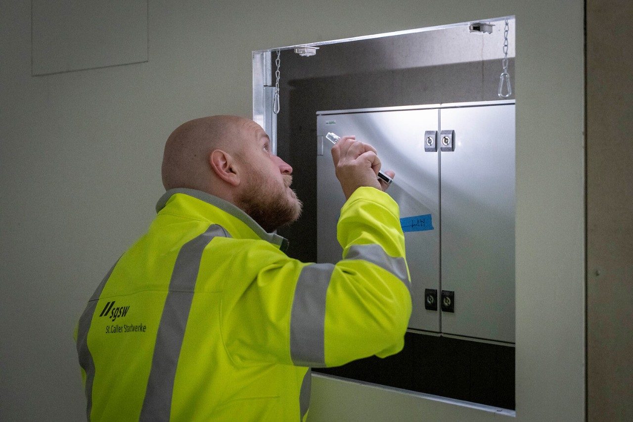 Was er im Gebäude vorfindet, vergleicht der Elektrokontrolleur akribisch mit den Bewilligungsunterlagen.