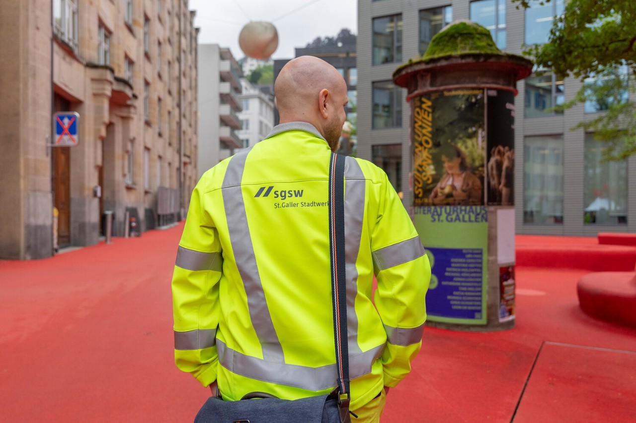 Marko Samardzic ist auf dem Weg, in einer Überbauung neu installierte Elektroanlagen zu kontrollieren.