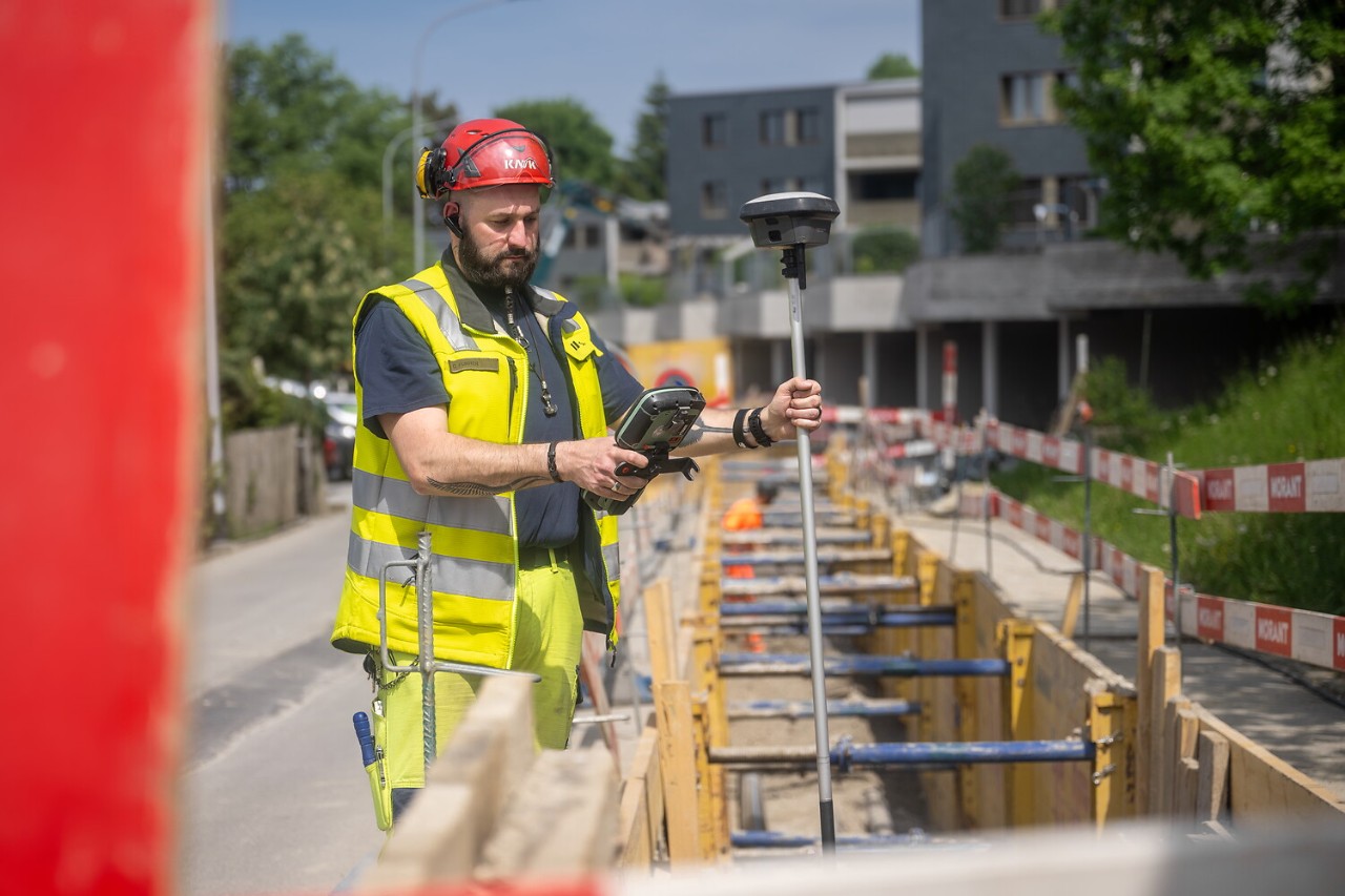Gregory Furrer  dokumentiert den Zustand und die Veränderungen der Leitungsstränge in der offenen Baugrube.