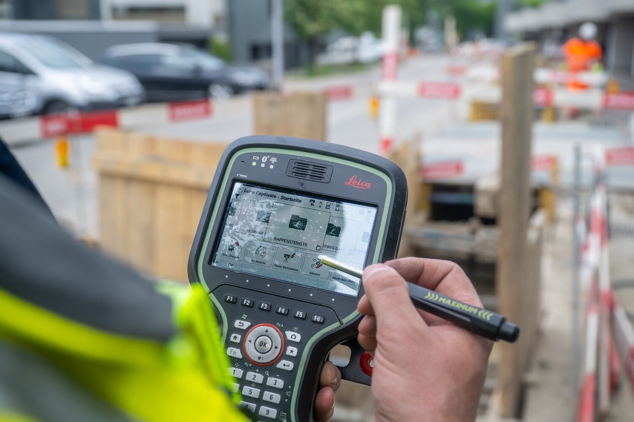 Beim Messvorgang sind moderne GPS- und Tachymeter-Systeme im Einsatz.