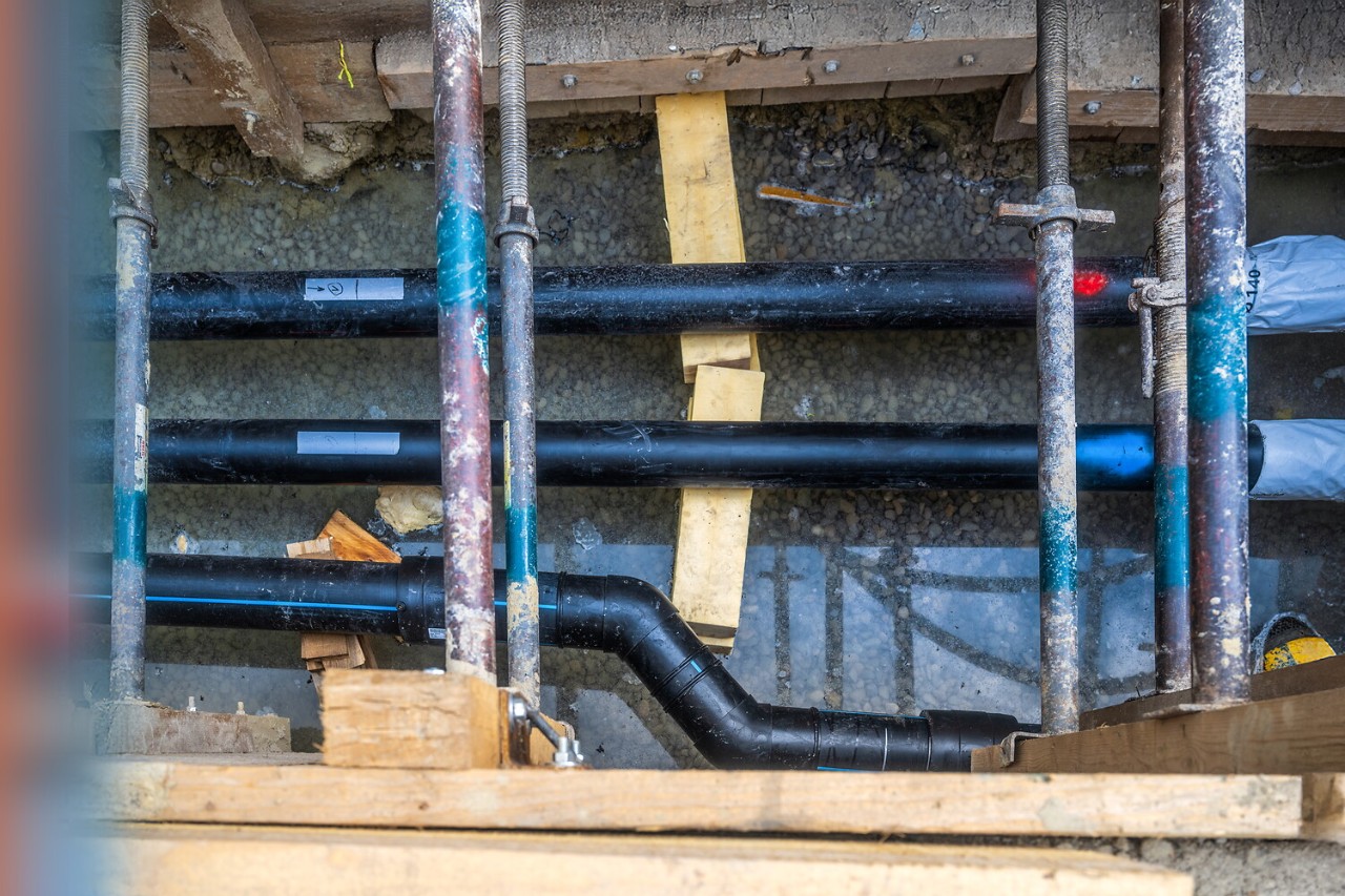 Leitungen werden auf den Zenitmeter genau vermessen.