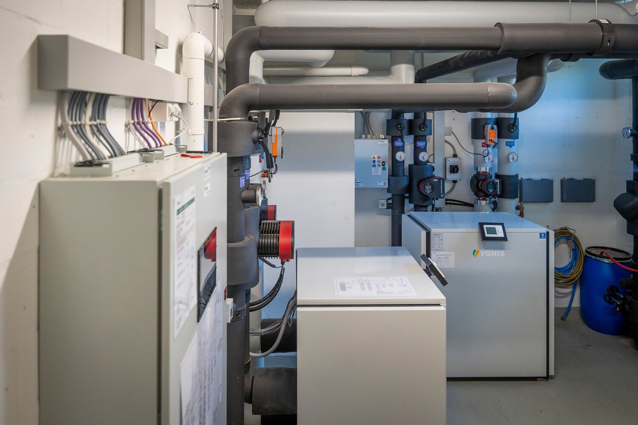 Der Fachmitarbeiter kontrolliert neben Wärmepumpen auch Blockheizkraftwerke, Nahwärmeverbunde und die vorgezogenen Fernwärmeanschlüsse.