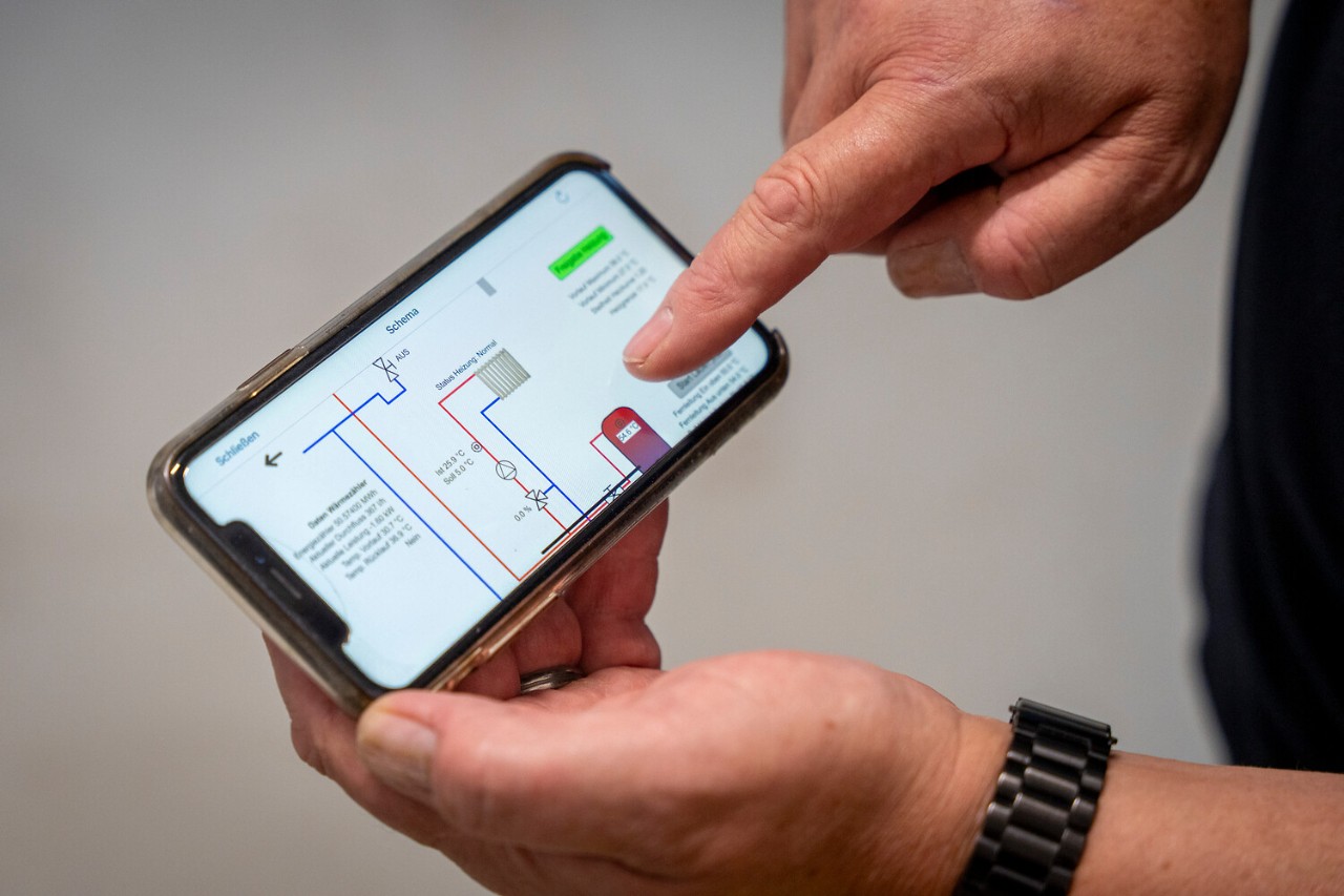 Er prüft, wie hoch der Wirkungsgrad der Wärmepumpen ist.