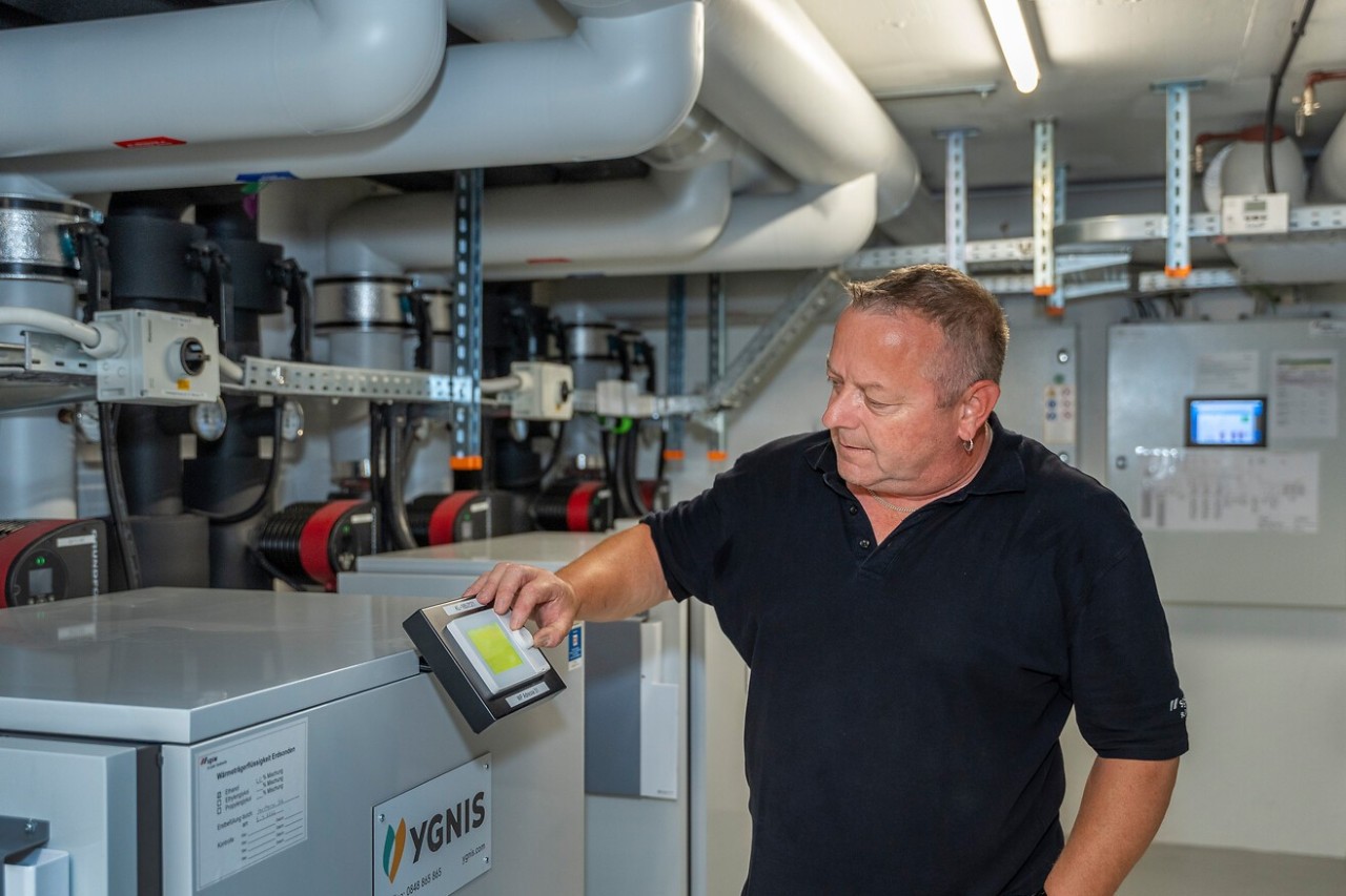 Wärmepumpen haben einen höheren Wirkungsgrad, da sie mehr Wärmeenergie erzeugen, als sie an Strom verbrauchen.