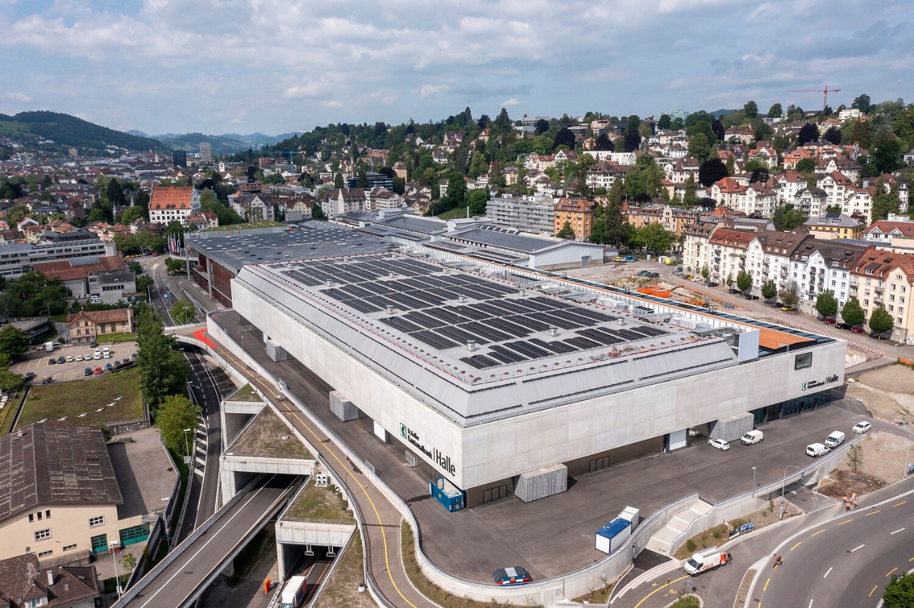 Auf dem Dach der St.Galler Kantonalbank Halle befindet sich die grösste Anlage der St.Galler Solar Community.