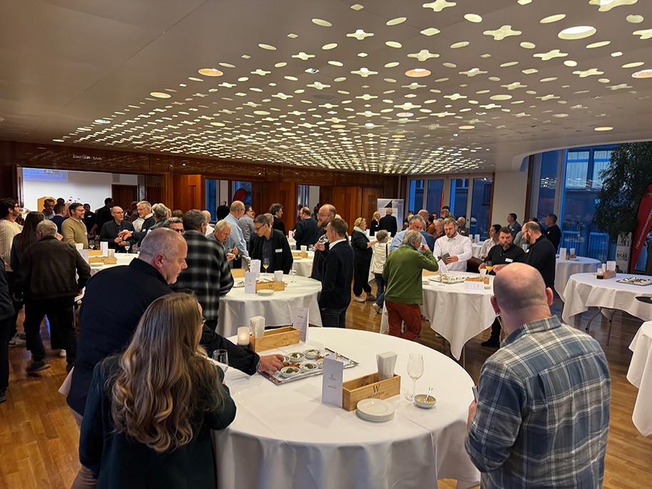 Beim Apéro konnten sich die Gäste an den Themeninseln mit den Fachpersonen austauschen.